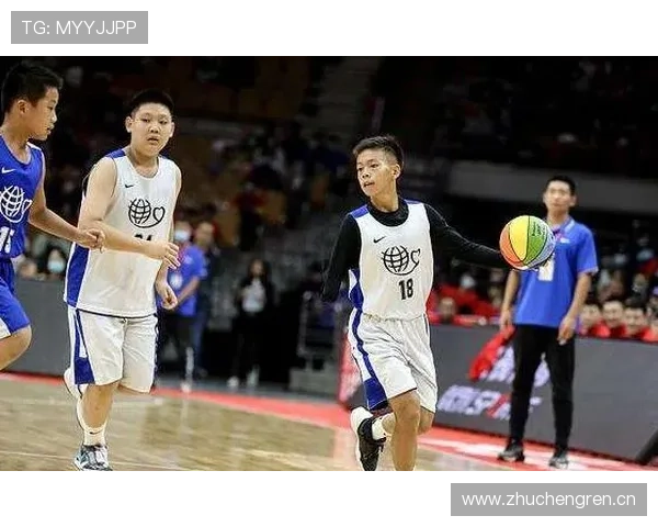 阿尔瓦雷斯深夜吃路边摊像邻家男孩，低头那双鞋的价钱把人笑到尴尬