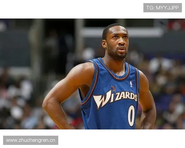 阿里纳斯无球跑动制造错位，改变防守布局主导进攻